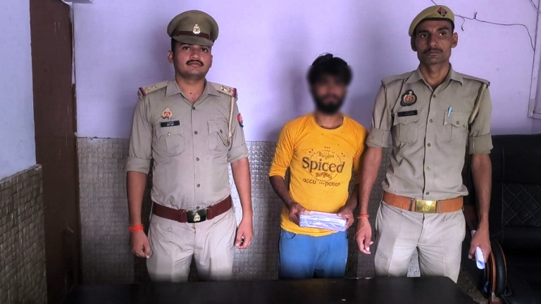 सिकंदराराऊ पुलिस ने अवैध हथियार के साथ एक अभियुक्त को किया गिरफ्तार