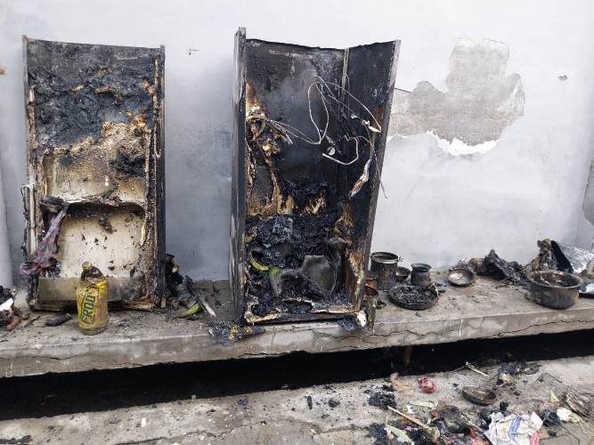 पुरदिलनगर : शॉर्ट सर्किट से घर में लगी आग, फ्रिज समेत जरूरत का सामान जलकर राख