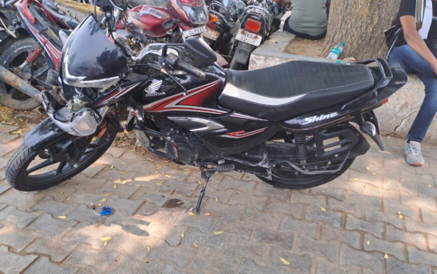 आगरा-अलीगढ़ हाईवे पर डिवाइडर से टकराई तेज रफ्तार बाइक, युवक की मौत