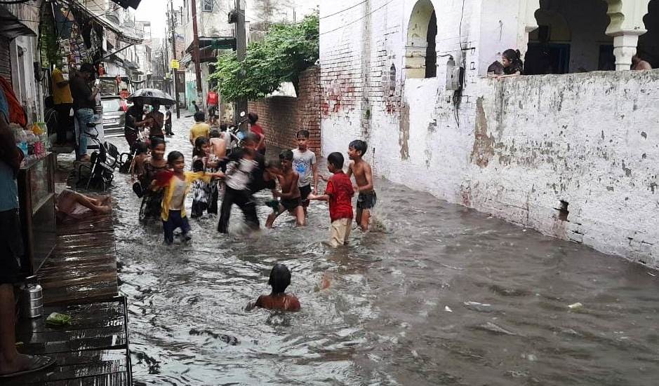सादाबाद में बदला मौसम का मिजाज, तेज बारिश और आंधी से गर्मी पड़ी शांत, किसानों को नुकसान, आमजन को राहत