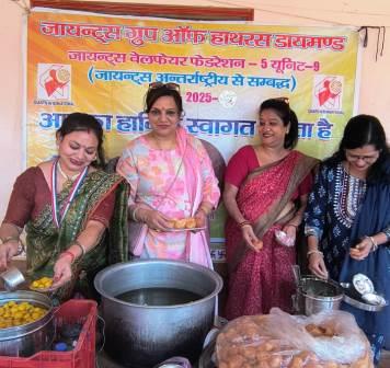 जायंट्स ग्रुप ऑफ हाथरस डायमंड ने खाद्य सामग्री वितरित की