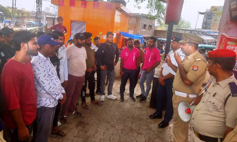 हाथरस में ट्रैफिक पुलिस ने चलाया सड़क सुरक्षा अभियान, वाहन चालकों को किया जागरूक, मोडीफाइड साइलेंसर और ओवरलोडिंग पर सख्त चेतावनी