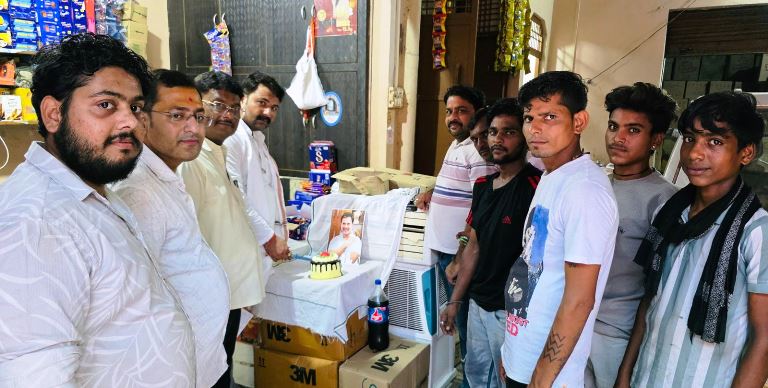 सासनी में कांग्रेस नेता राहुल गांधी का जन्मदिवस हर्षोल्लास एवं उत्साह के साथ मनाया