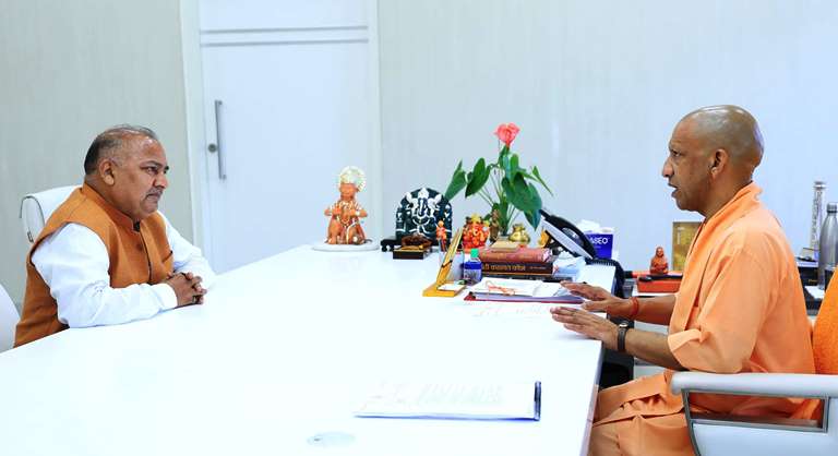 लखनऊ में सीएम योगी आदित्यनाथ से मिले भाजपा प्रदेश उपाध्यक्ष, डॉ. दिनेश शर्मा ने कहा – 60,244 पुलिस भर्ती के निर्णय ने युवाओं में भरा विश्वास
