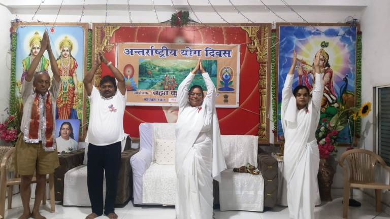 सादाबाद : अंतराष्ट्रीय योग दिवस के उपलक्ष्य में ब्रह्माकुमारीज केंद्र पर हुआ कार्यक्रम