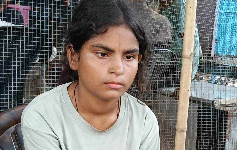 रेलवे स्टेशन पर मिली किशोरी को चाइल्ड हेल्पलाइन को सौंपा