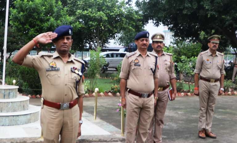 पुलिस अधीक्षक ने किया शुक्रवार परेड का निरीक्षण, रिक्रूट आरक्षियों को दिए दिशा-निर्देश