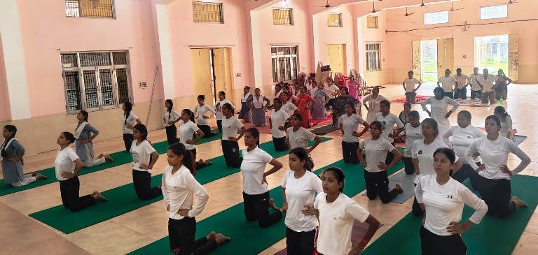 श्री रामेश्वरदास अग्रवाल गर्ल्स कॉलेज में अंतरराष्ट्रीय योग दिवस पर भव्य आयोजन