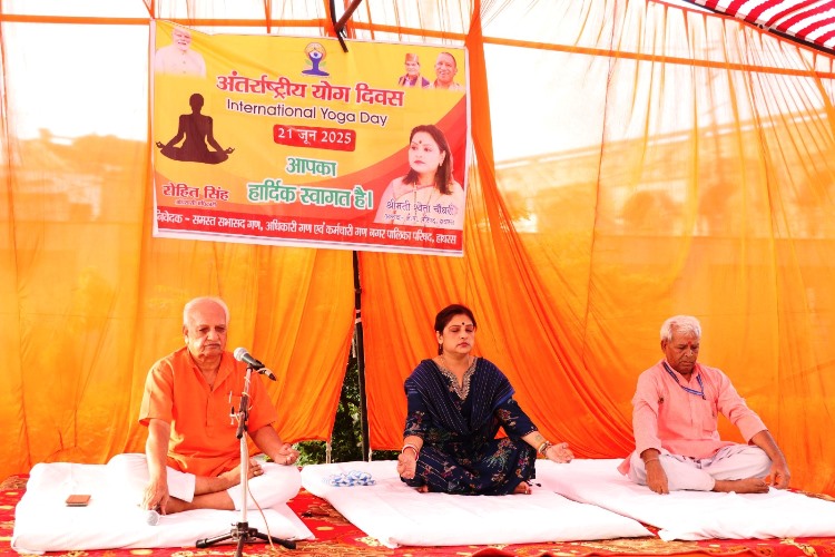 हाथरस नगर पालिका परिसर में 11वें अंतर्राष्ट्रीय योग दिवस पर हुआ भव्य योग कार्यक्रम