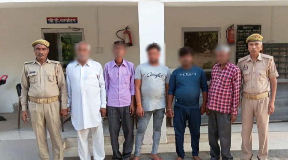 सहपऊ पुलिस की बड़ी कार्रवाई, जुआ खेलते पांच अभियुक्त गिरफ्तार, 12,800 रूपये नगद व ताश की गड्डी बरामद