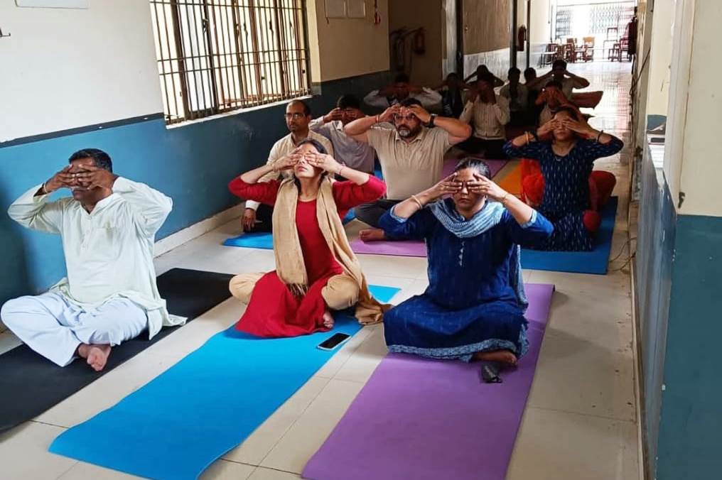 सादाबाद : राजकीय महाविद्यालय में छात्र-छात्राओं और स्टाफ ने किया योग, थीम ‘योगा फॉर वन अर्थ वन हेल्थ’ के तहत आयोजित हुआ कार्यक्रम