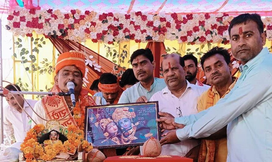 सिकंदराराऊ : श्रीमद् भागवत कथा के दूसरे दिन उमड़े भक्त, कथा व्यास का हुआ स्वागत