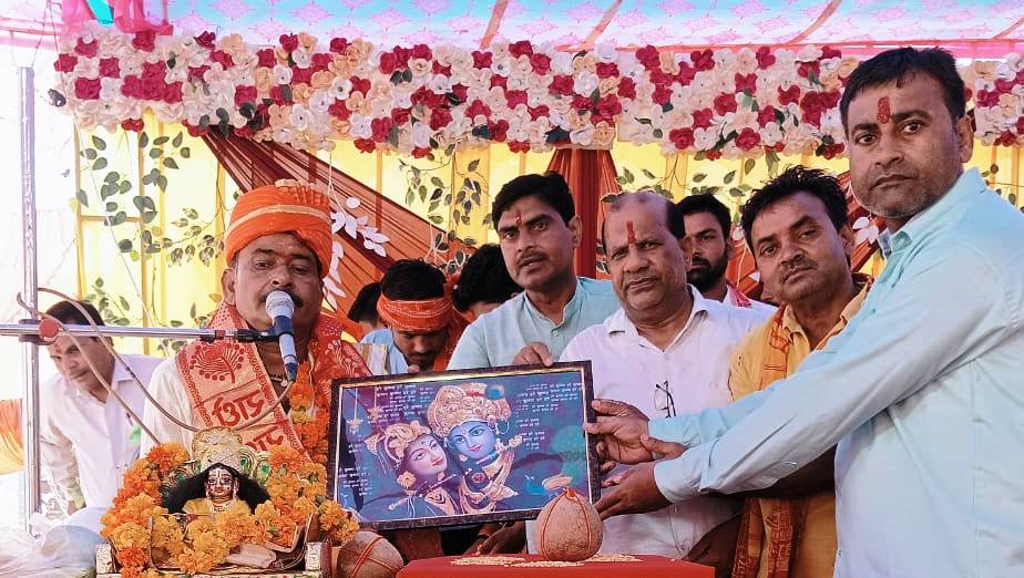 सिकंदराराऊ : श्रीमद् भागवत कथा के दूसरे दिन उमड़े भक्त, कथा व्यास का हुआ स्वागत
