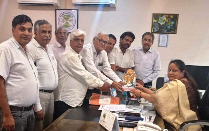 जीएसटी कार्यालय को हाथरस शहर में ही बनाए जाने जाने की मांग, व्यापारियों और अधिवक्ताओं ने मंडलायुक्त को सौंपा ज्ञापन