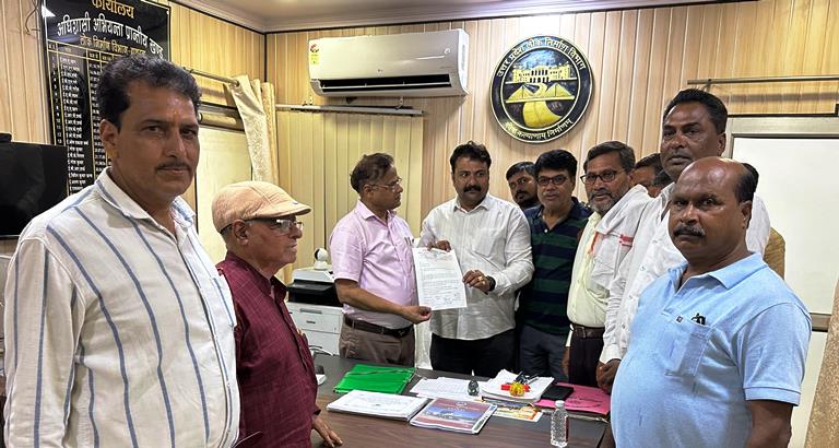 टूटी सड़कों की मरम्मत को लेकर कांग्रेस का पीडब्ल्यूडी कार्यालय पर प्रदर्शन, जिलाध्यक्ष विवेक उपाध्याय के नेतृत्व में सौंपा गया ज्ञापन, मरम्मत का मिला आश्वासन