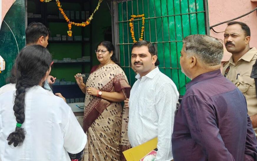 महिला आयोग की सदस्या ने सुनीं पीड़िताओं की समस्याएं, सीएचसी सासनी एवं वृद्धा आश्रम का किया निरीक्षण, आवश्यक दिशा-निर्देश दिए