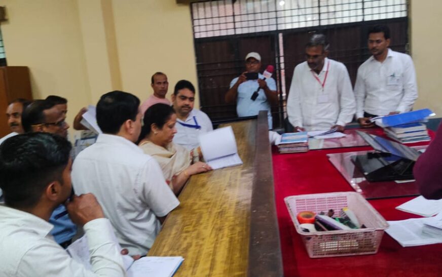 सासनी तहसील पहुंचीं अलीगढ़ मंडल आयुक्त, रिकॉर्ड व्यवस्था सुधारने के निर्देश, कहा – जनसमस्याओं के समाधान में लापरवाही बर्दाश्त नहीं