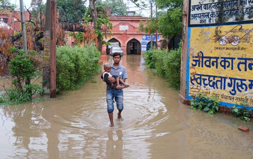 सासनी में बारिश से खुली व्यवस्थाओं की पोल, मंडी और अस्पताल जलमग्न, मरीजों और किसानों को भारी परेशानी