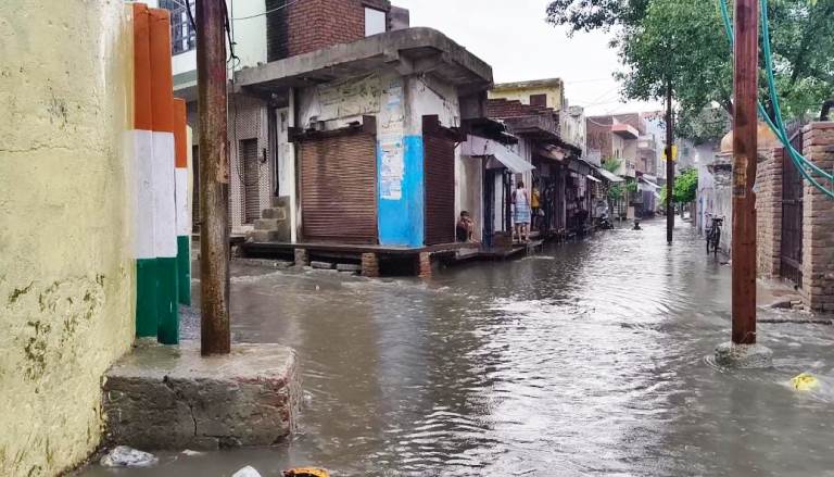 सादाबाद : बारिश के बाद जलभराव ने बढ़ाई परेशानी, पोखर और तालाब हुये ओवरफ्लो, कई जगह नुकसान