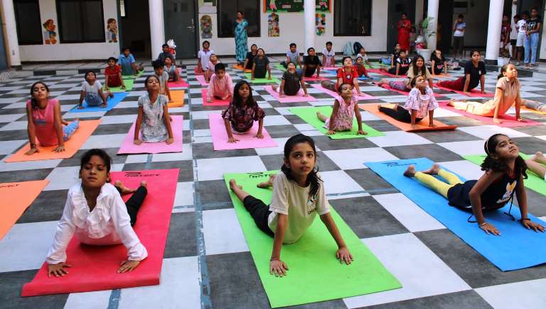विनायक इंटरनेशनल स्कूल में अंतरराष्ट्रीय योग दिवस उत्साह, अनुशासन और आध्यात्मिक वातावरण में मनाया