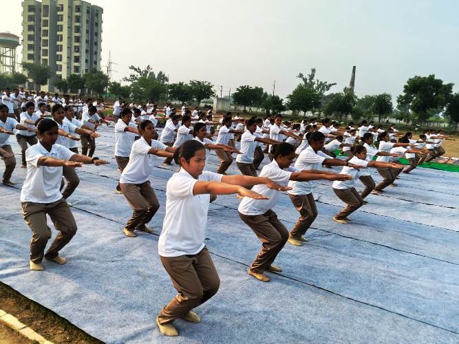 हाथरस पुलिस लाइन में अंतरराष्ट्रीय योग दिवस पर भव्य योगाभ्यास कार्यक्रम आयोजित,  हाथरस के सभी थानों व चौकियों पर भी आयोजित हुए योग शिविर, पुलिस कर्मियों ने किया सूर्य नमस्कार और प्राणायाम