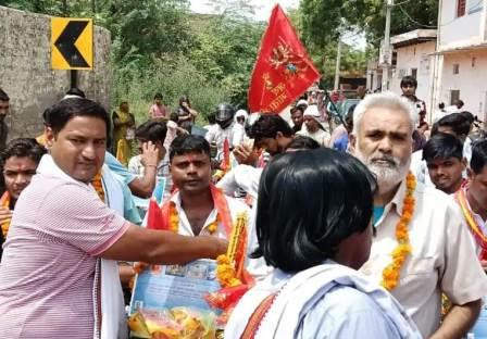 सादाबाद : वैष्णो देवी दर्शन के लिए रवाना हुए बाइक सवार श्रद्धालु,गांव से हर साल तीर्थ स्थलों के दर्शन के लिए जाते हैं श्रद्धालु