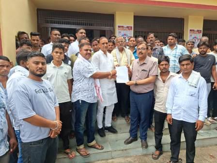 हसायन ब्लॉक में भ्रष्टाचार के खिलाफ गरजे क्षेत्र पंचायत सदस्य, बीडीओ को सौंपा छह सूत्रीय ज्ञापन