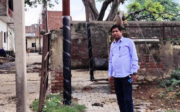 हसायन में बरसात के मौसम को देखते हुए विद्युत विभाग हुआ सतर्क, खंभों पर लगाए पॉलीथिन और चेतावनी स्टीकर
