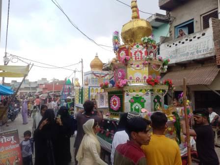 हसायन में मुहर्रम पर परंपरागत ढंग से निकाला गया ताजियों का जुलूस, शांति एवं सुरक्षा व्यवस्था रही चाक-चौबंद, पुलिस रही मुस्तैद