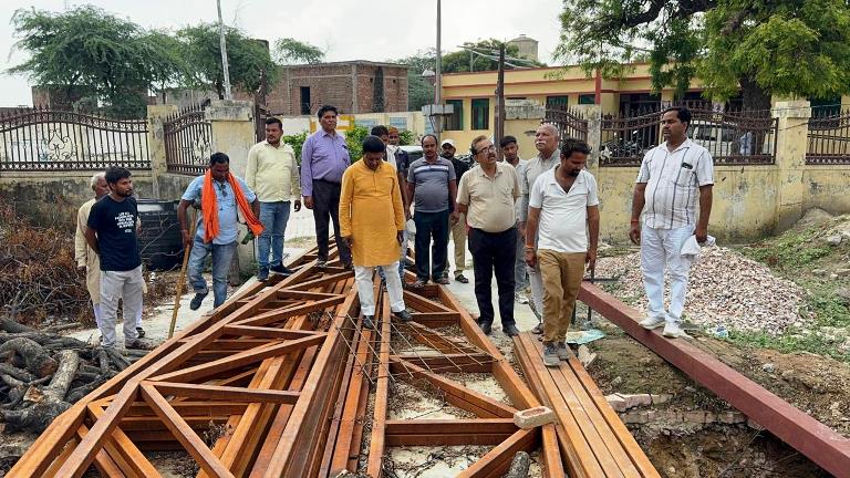 हसायन : शहीद स्मारक सौंदर्यीकरण पर उठा बवाल, पूर्व व वर्तमान ब्लाक प्रमुख आमने-सामने, विकास कार्यों में भ्रष्टाचार के आरोप, ब्लाक प्रमुख ने दी सफाई