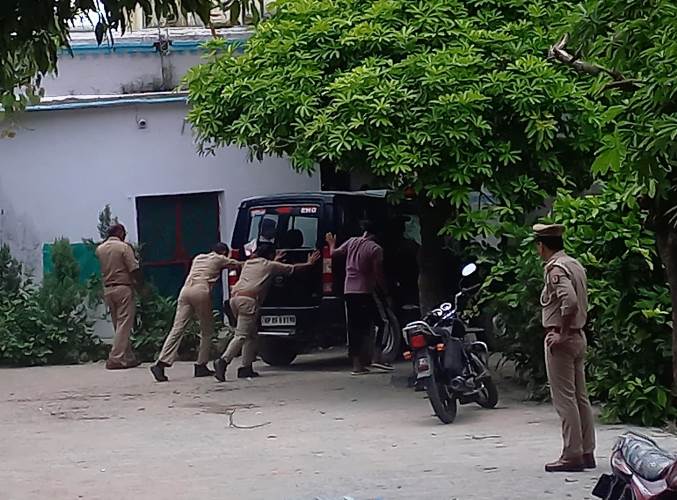 गश्त के दौरान धक्का देकर चलानी पड़ रही पुलिस वैन, लोडर से खींचकर लाई गई कोतवाली, सुरक्षा पर उठ रहे सवाल