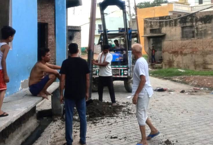 हसायन : बंच केबिल और जर्जर खंभों के बदलाव से 38 घंटे तक बिजली आपूर्ति ठप, तीन मोहल्लों में उमस और पानी की किल्लत से लोग बेहाल