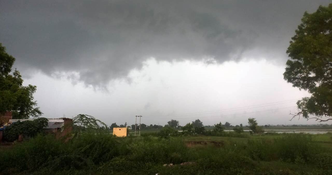 हसायन में बदले मौसम ने दिलाई उमस से राहत, मगर किसानों की बढ़ी चिंता