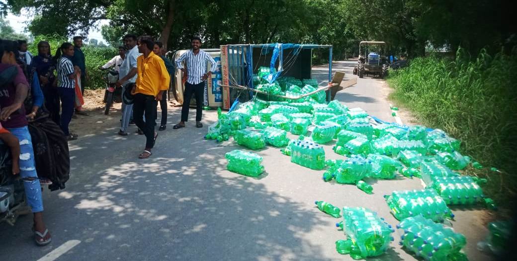 हसायन : कोल्ड ड्रिंक लदा मैजिक लोडर अनियंत्रित होकर पलटा, बड़ा हादसा टला