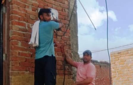 हसायन में स्मार्ट मीटर लगाने की प्रक्रिया शुरू, बाजार क्षेत्र में लगाए गए मीटर, अब होगी सटीक बिलिंग, बिजली चोरी पर लगेगी लगाम