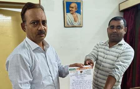 हसायन ब्लॉक के लेखाकार को हटाने की मांग, दिव्यांग बीडीसी सदस्य ने कहा – नहीं हुई कार्रवाई तो सीएम आवास पर देंगे धरना