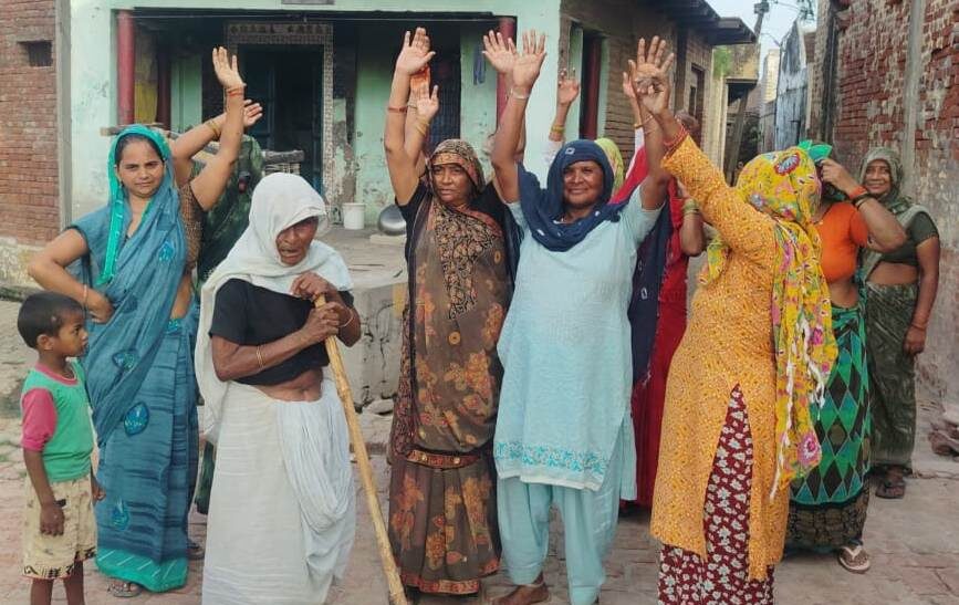 हसायन : बपंडई गांव में आंगनबाड़ी पोषाहार वितरण में भारी गड़बड़ी, ग्रामीणों का फूटा गुस्सा