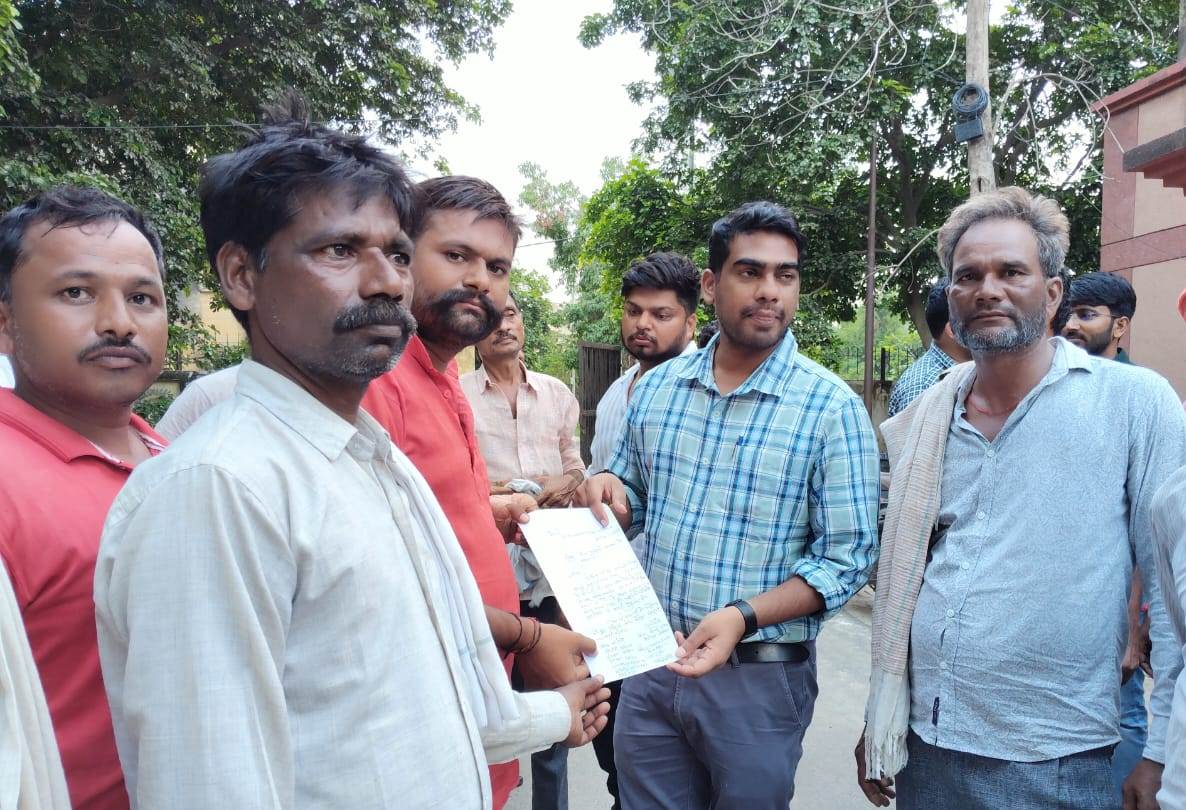 हसायन : कानऊ गांव के किसानों की 500 बीघा धान की फसल जलमग्न, एसडीएम को सौंपा ज्ञापन