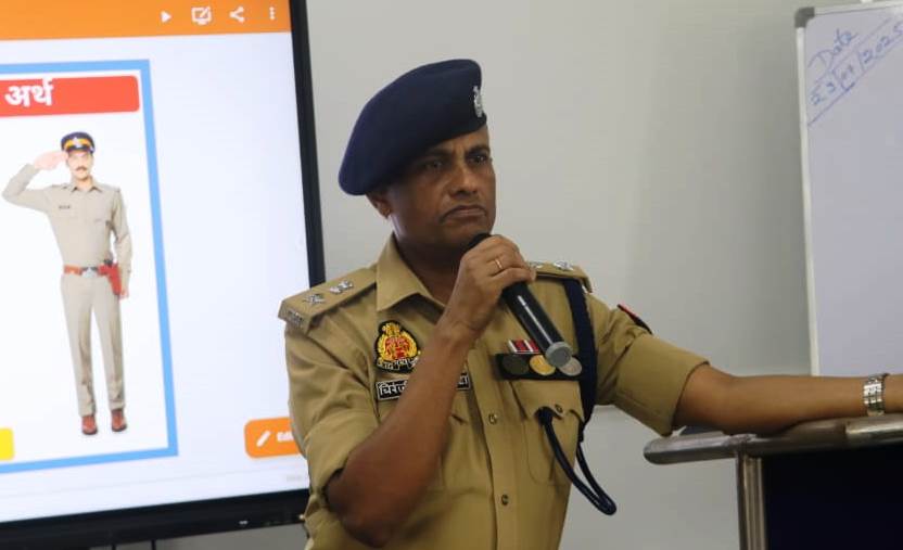 एसपी हाथरस ने रिक्रूट आरक्षियों को दिए प्रशिक्षण और सेवा के मूल मंत्र, प्रशिक्षण को बताया पुलिस जीवन की नींव