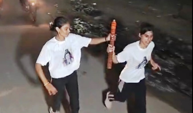 कुरसंडा की 16 लड़कियां 125 किलोमीटर दूरी तय कर लेकर आई डाक कावड, ग्रामीणों ने किया स्वागत