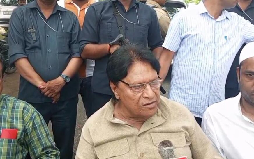 मारहरा के गांव सिरसा बदन में एक माह में तीन बार बुद्ध प्रतिमा तोड़े जाने से आक्रोश, एटा में होने वाले धरना प्रदर्शन को लेकर राज्यसभा सांसद रामजीलाल सुमन ने की प्रेसवार्ता, कहा – अन्याय के खिलाफ संघर्ष ही राजनीतिक धर्म