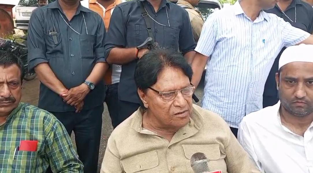 मारहरा के गांव सिरसा बदन में एक माह में तीन बार बुद्ध प्रतिमा तोड़े जाने से आक्रोश, एटा में होने वाले धरना प्रदर्शन को लेकर राज्यसभा सांसद रामजीलाल सुमन ने की प्रेसवार्ता, कहा – अन्याय के खिलाफ संघर्ष ही राजनीतिक धर्म