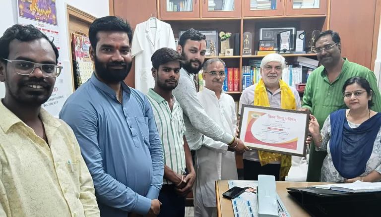 विश्व हिंदू परिषद ने चिकित्सक एवं चार्टर्ड अकाउंटेंट्स को सम्मानित किया