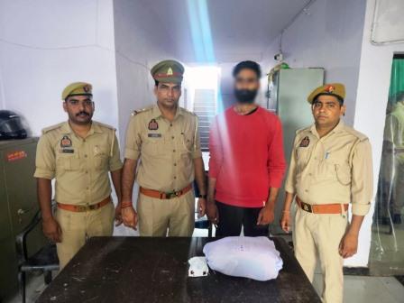 थाना सादाबाद पुलिस ने दो किलो गांजे के साथ तस्कर दबोचा