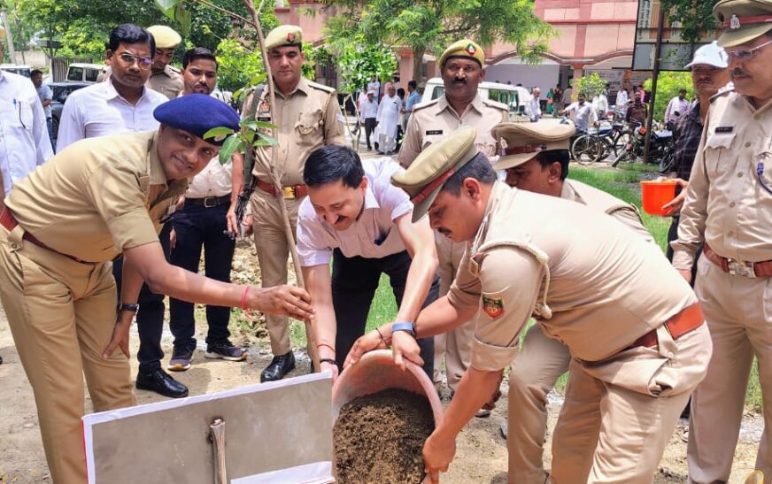 ‘एक पेड़ मां के नाम’ अभियान के तहत डीएम व एसपी ने किया पौधरोपण, पर्यावरण संरक्षण का दिया संदेश