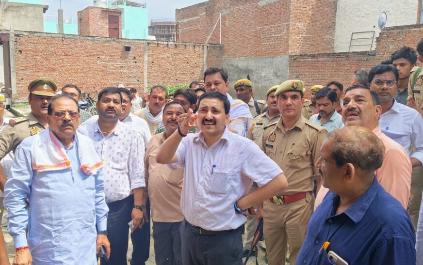 मनरेगा श्रमिकों संग डीएम ने चारागाह भूमि पर वृक्षारोपण कार्य का लिया जायज़ा, फलदार पौधों को संरक्षित करने के निर्देश