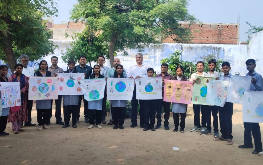 सासनी : विद्यापीठ इंटर कॉलेज में संचारी रोगों पर पोस्टर प्रतियोगिता का आयोजन, विद्यार्थियों ने रंग-बिरंगे पोस्टरों से दिया स्वच्छता और स्वास्थ्य का संदेश