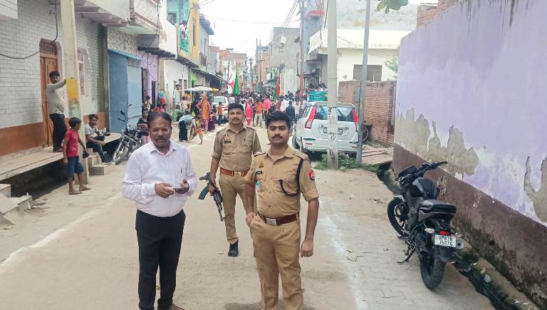 करबला में रंजो गम के साथ सुपुर्द ए खाक हुए ताजिया, मोहर्रम की दस तारीख को सादाबाद के विभिन्न इलाकों में निकाले गए अलम के जुलूस