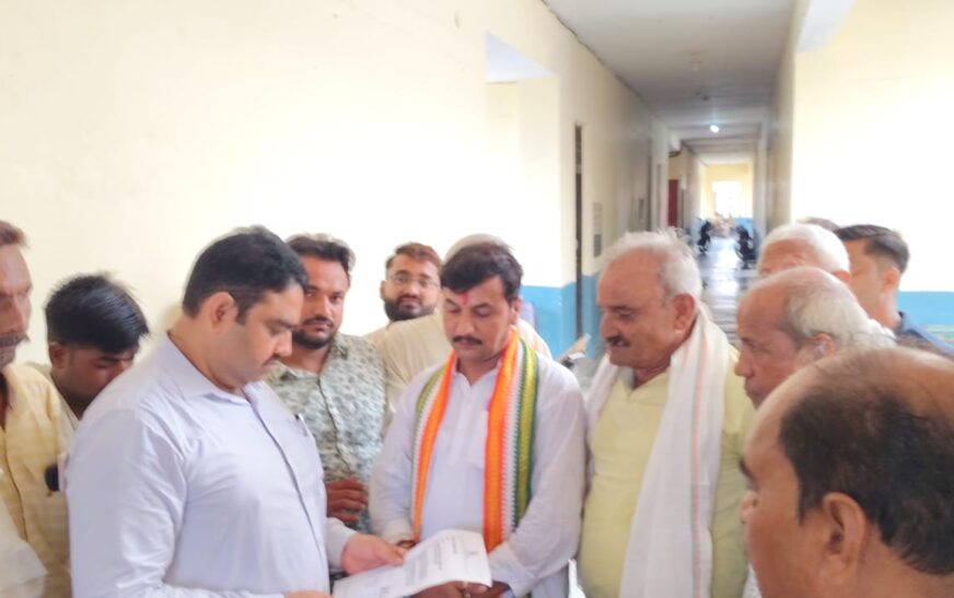 सासनी तहसील में कांग्रेसियों ने किया प्रदर्शन, राष्ट्रपिता महात्मा गांधी की प्रतिमा की सुरक्षा और सौंदर्यीकरण की मांग, एसडीएम सौंपा ज्ञापन