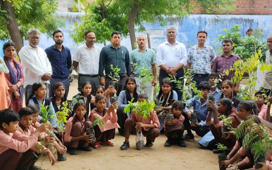 सासनी : विद्यापीठ इंटर कॉलेज में एक वृक्ष माँ के नाम अभियान के तहत पौधारोपण कार्यक्रम आयोजित